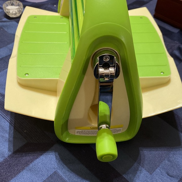 Provo Craft “Cuttlebug” Die Cutter & Embossing Machine - Picture 7 of 8